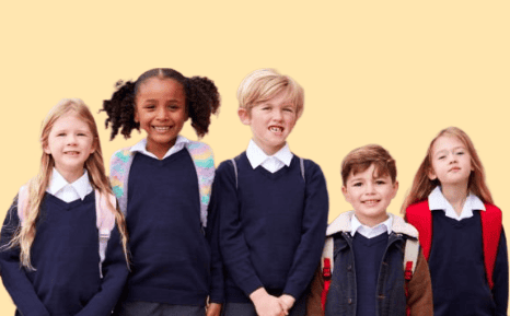 Enfants en uniformes scolaires bleu marine